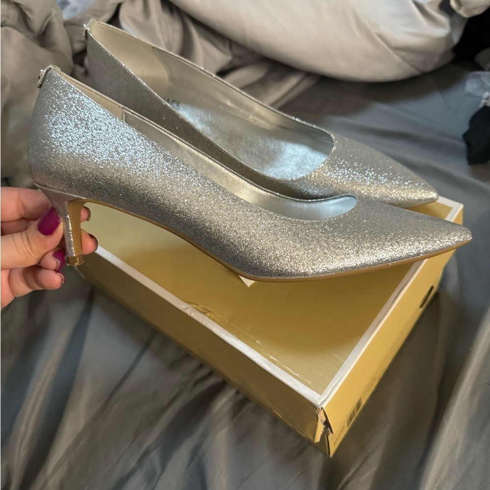 Michael Kors silver kitten pump - Picture 2 of 6
